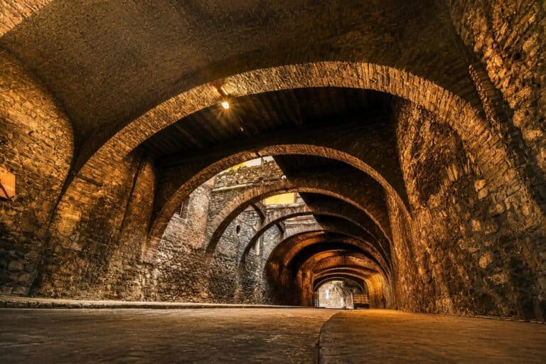 Túneles subterráneos de piedra iluminados en la ciudad de Guanajuato.