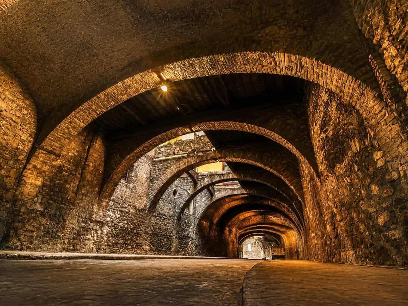 Túneles subterráneos de piedra iluminados en la ciudad de Guanajuato.