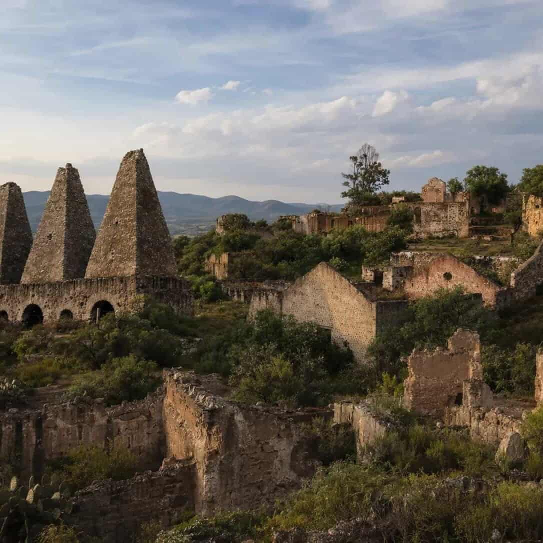 Ruinas mineras y hornos de fundición en Mineral de Pozos, Guanajuato.