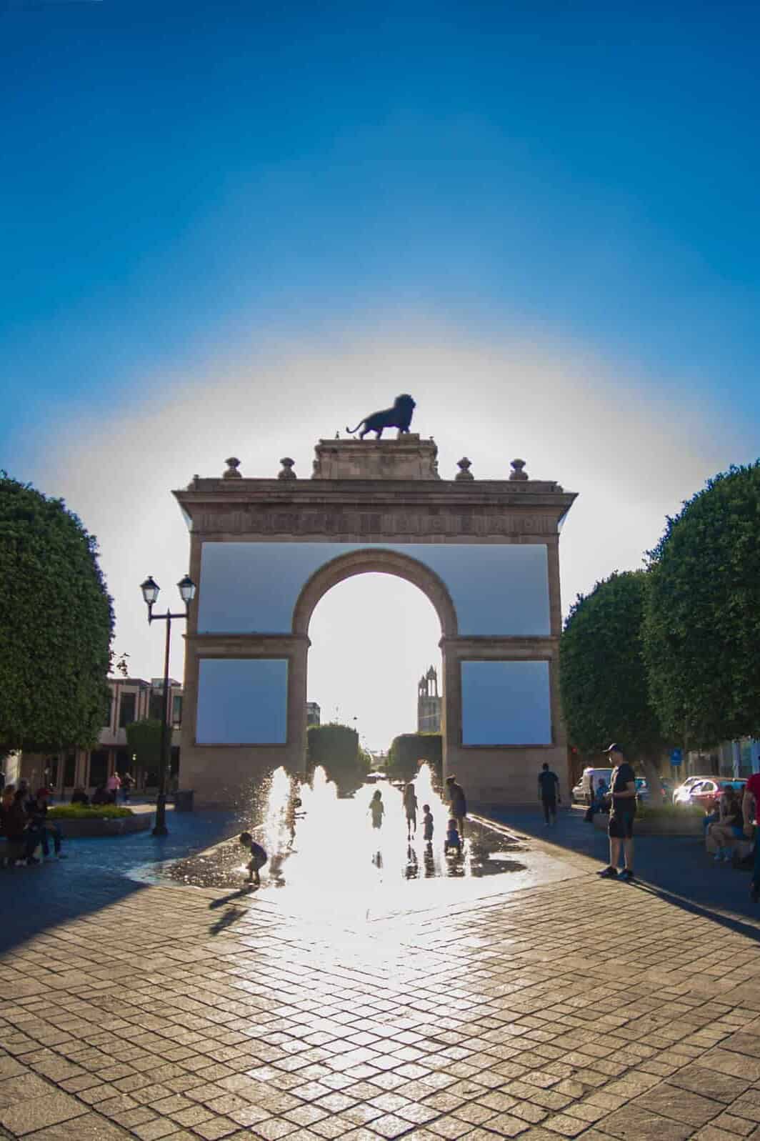 Arco de la Calzada de los Héroes a contraluz, León.