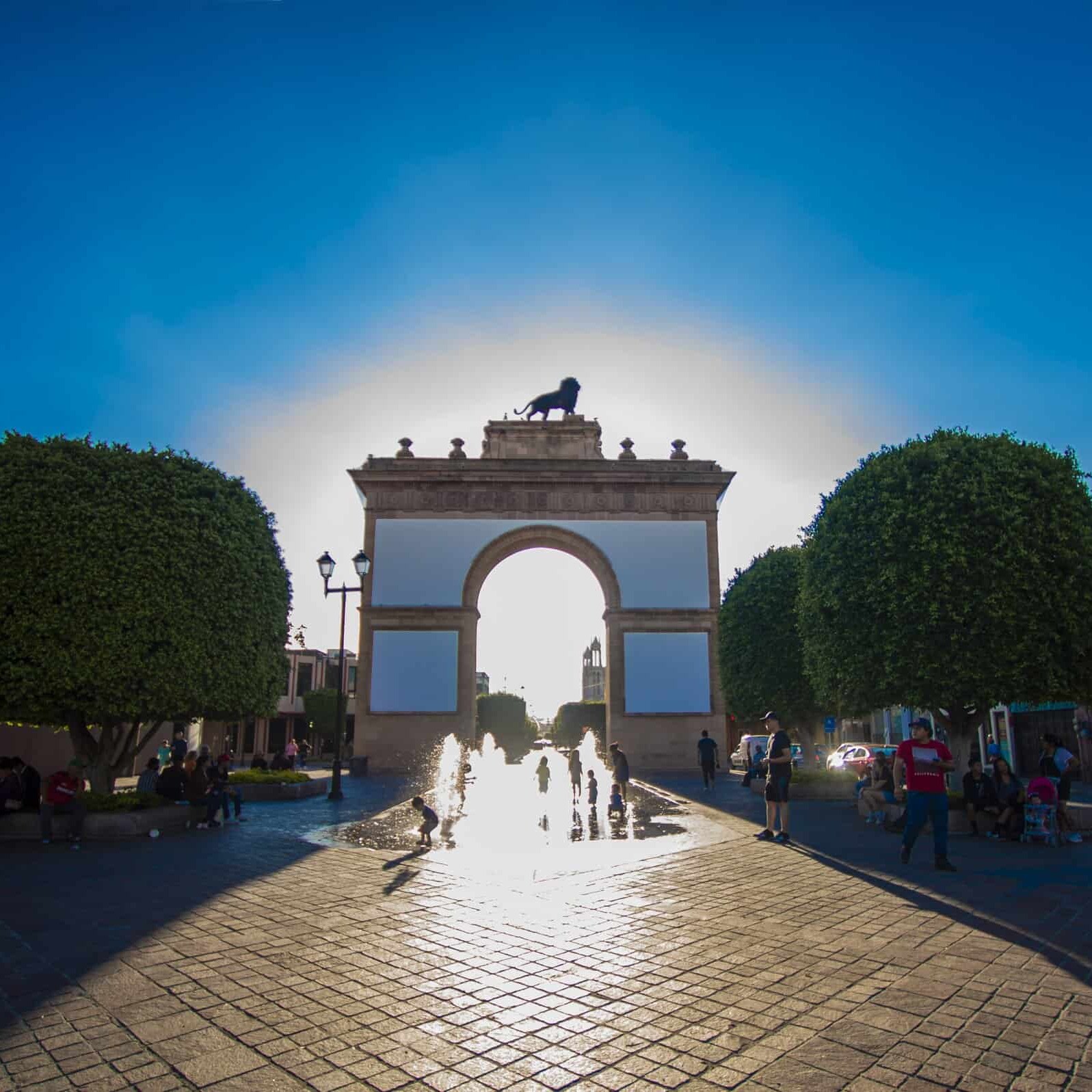 Arco de la Calzada de los H&eacute;roes a contraluz, Le&oacute;n.