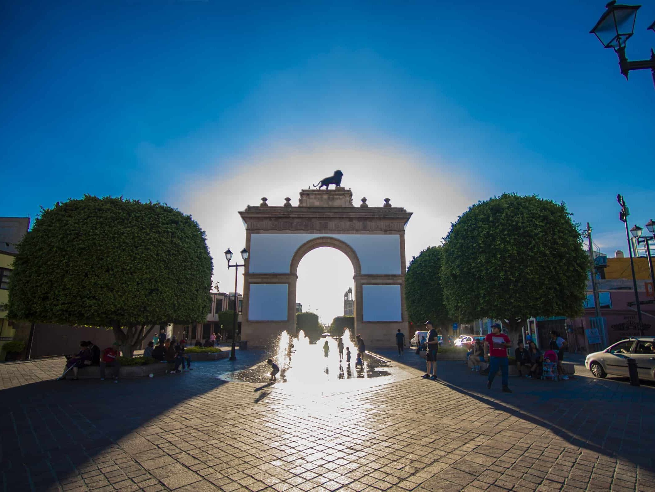 Arco de la Calzada de los Héroes a contraluz, León.