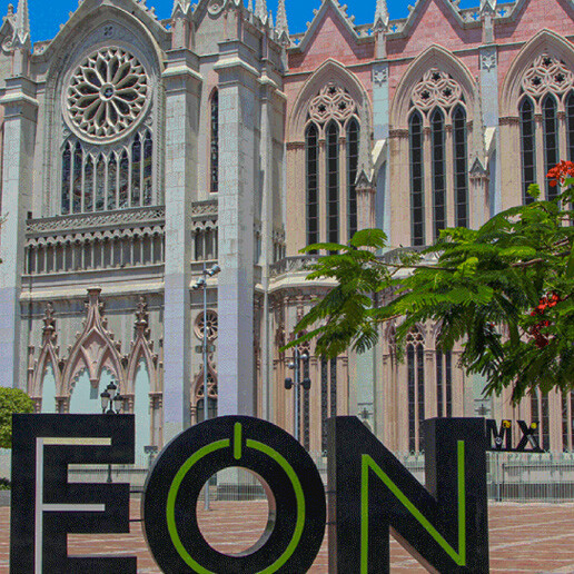 Templo Expiatorio del Sagrado Corazón de Jesús y letras monumentales de León, Guanajuato.
