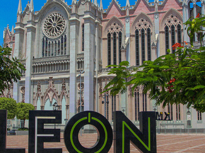 Templo Expiatorio del Sagrado Corazón de Jesús y letras monumentales de León, Guanajuato.