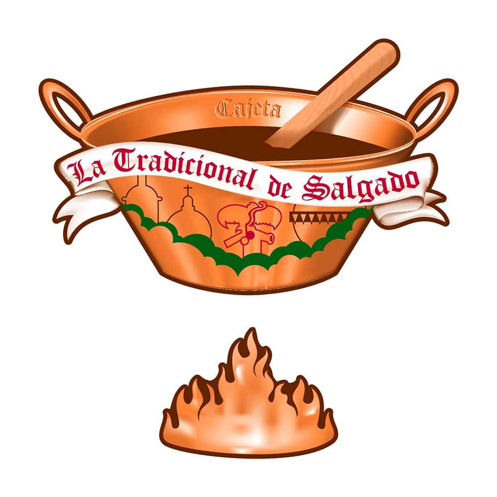Cazuela de cajeta tradicional de Salgado con cuchara y fuego de le&ntilde;a.