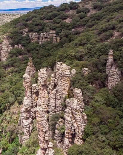 Vista aérea de las formaciones rocosas de Los Panales en la Sierra de Lobos, Guanajuato.