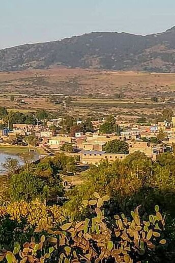 Panoramic view of Nuevo Valle de Moreno, its dam and the surrounding hills, León, Guanajuato.