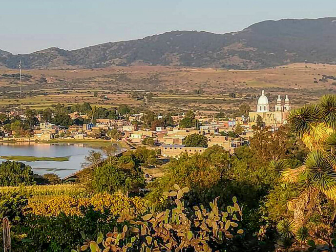 Vista panorámica de Nuevo Valle de Moreno, su presa y los cerros que lo rodean, León, Guanajuato.