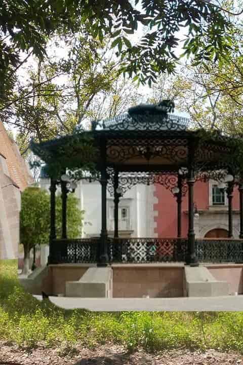 Jardín tradicional en Guanajuato con quiosco y árboles.