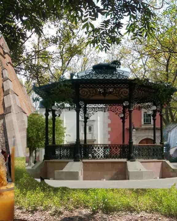 Jardín tradicional en Guanajuato con quiosco y árboles.