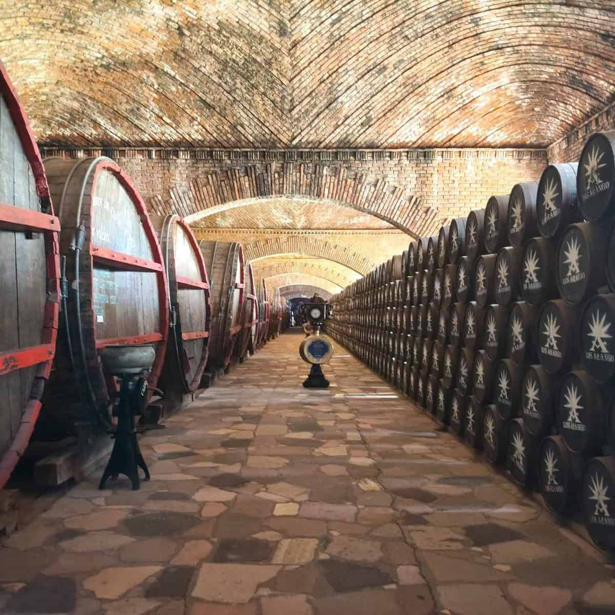 Cava con barricas de tequila bajo bóvedas de ladrillo en la Hacienda Corralejo, Pénjamo, Guanajuato.