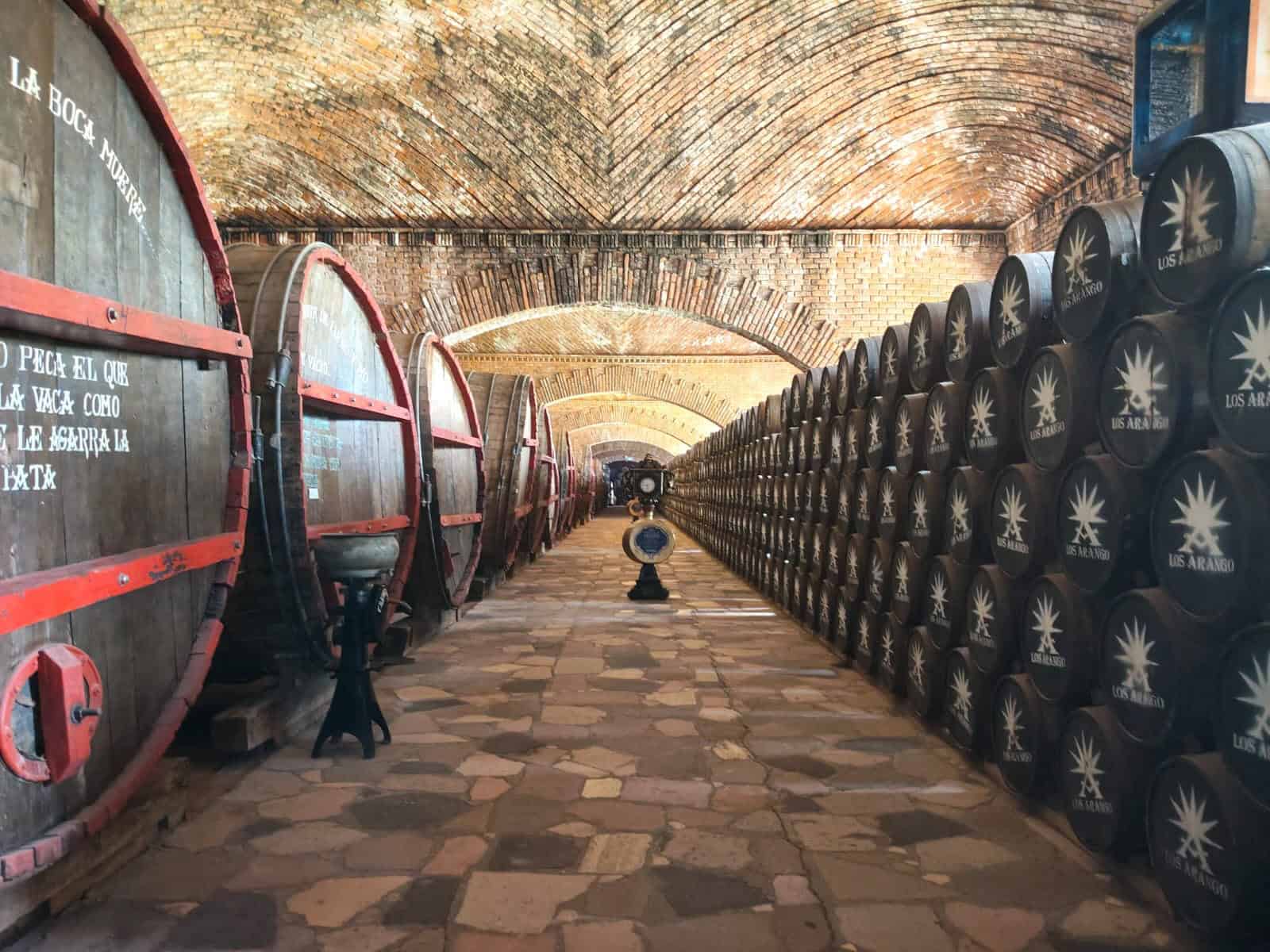 Cava con barricas de tequila bajo bóvedas de ladrillo en la Hacienda Corralejo, Pénjamo, Guanajuato.