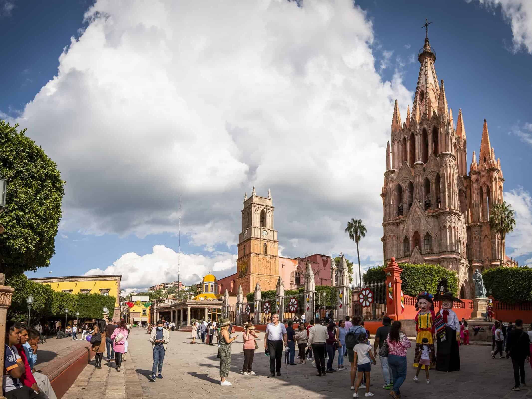 Jardín Principal con la Parroquia de San Miguel Arcángel y visitantes, San Miguel de Allende.
