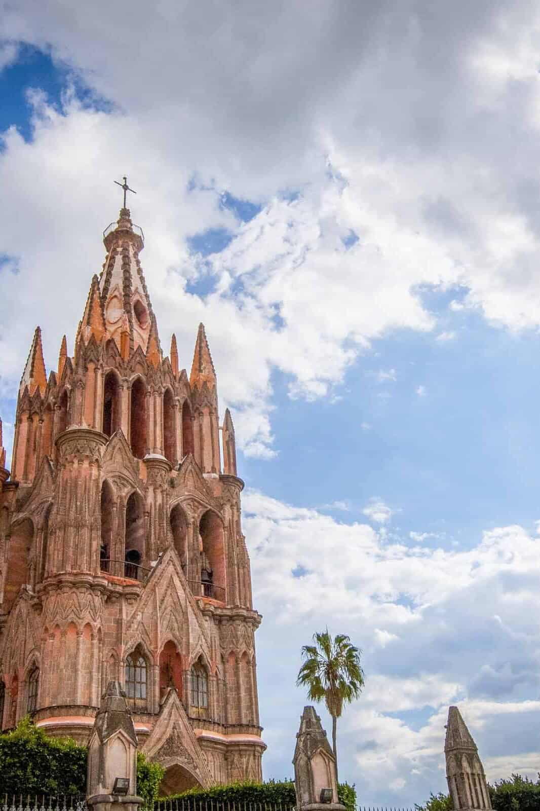 Parroquia de San Miguel Arcángel con nubes, en contrapicado, San Miguel de Allende.