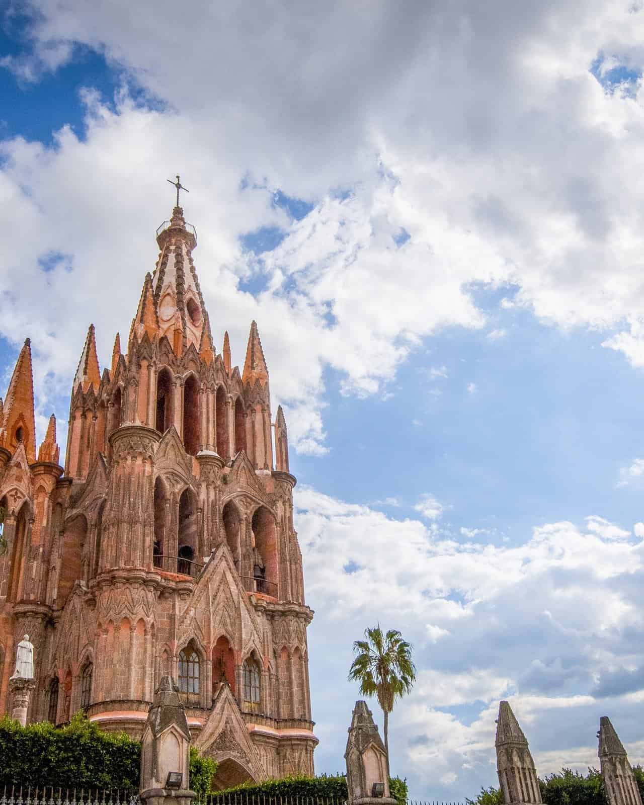 Parroquia de San Miguel Arcángel con nubes, en contrapicado, San Miguel de Allende.