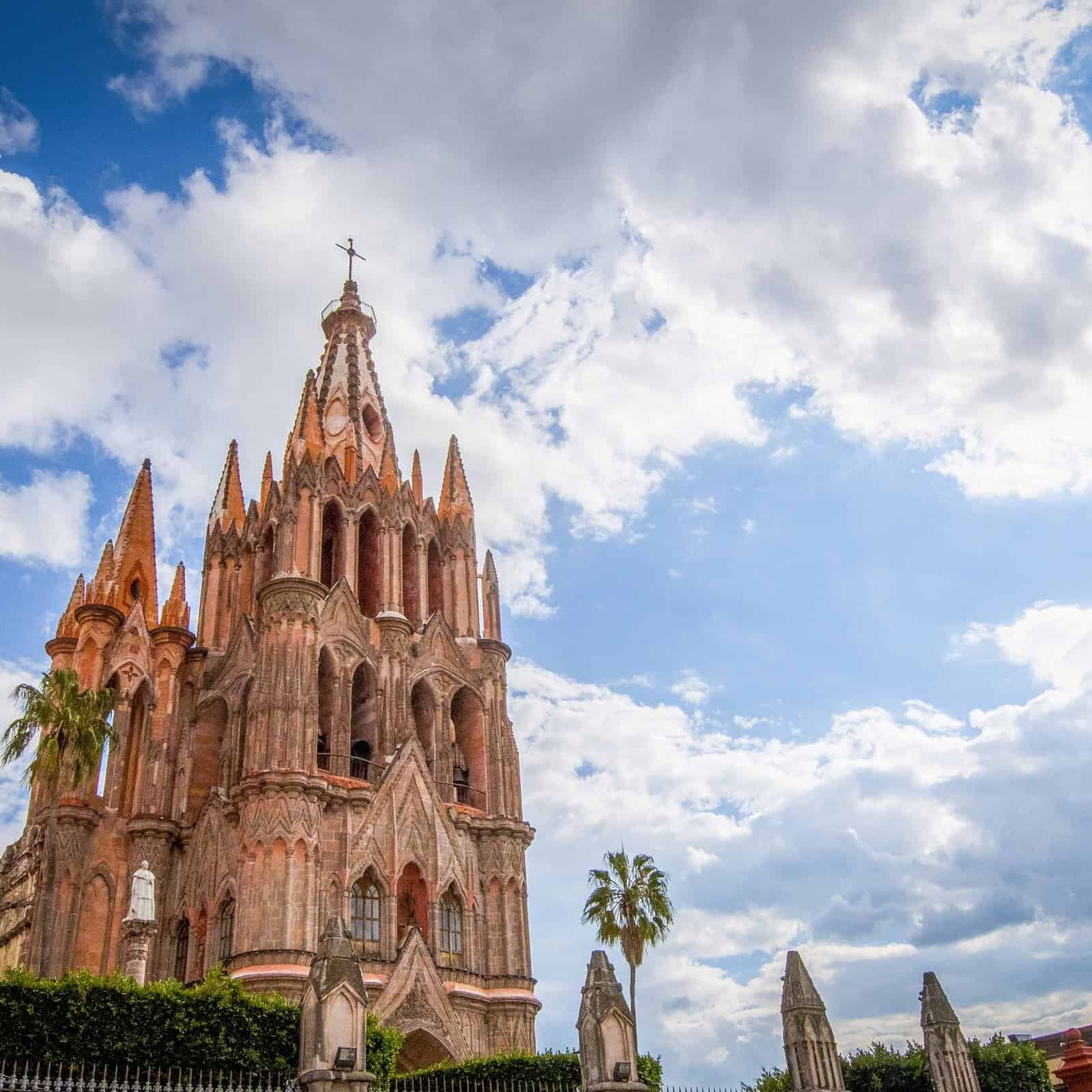 Parroquia de San Miguel Arc&aacute;ngel con nubes, en contrapicado, San Miguel de Allende.