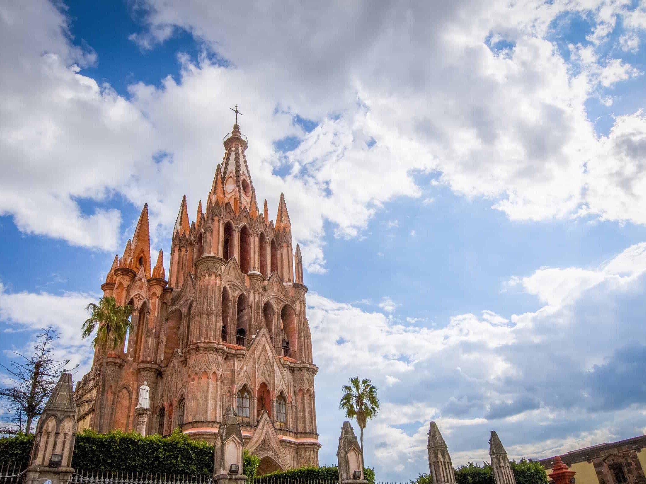 Parroquia de San Miguel Arcángel con nubes, en contrapicado, San Miguel de Allende.