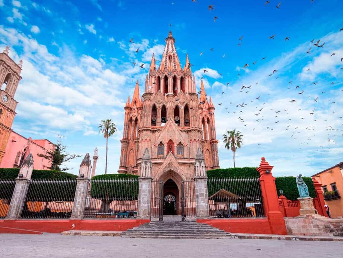 Parroquia de San Miguel Arcángel al atardecer vista desde la calle Aldama, San Miguel de Allende.