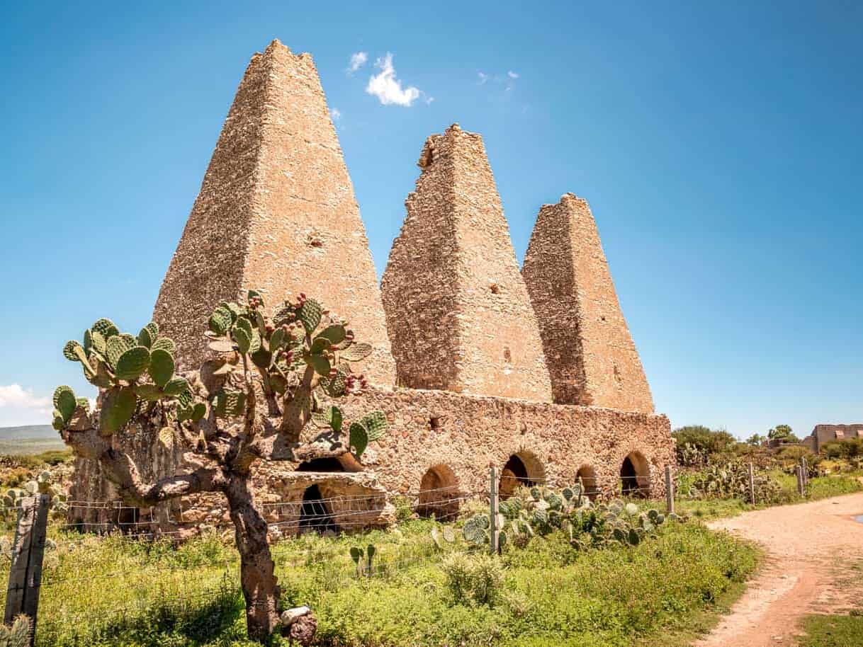 Hornos de fundición y ruinas mineras de Mineral de Pozos, Guanajuato.