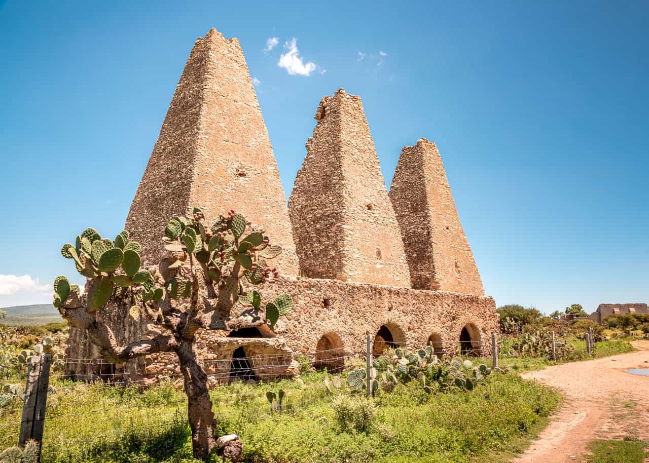 Hornos de fundición y ruinas mineras de Mineral de Pozos, Guanajuato.