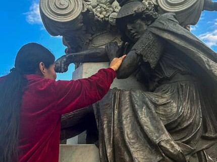 Visitor explores a sculpture with their hands during the inclusive tour in Guanajuato.