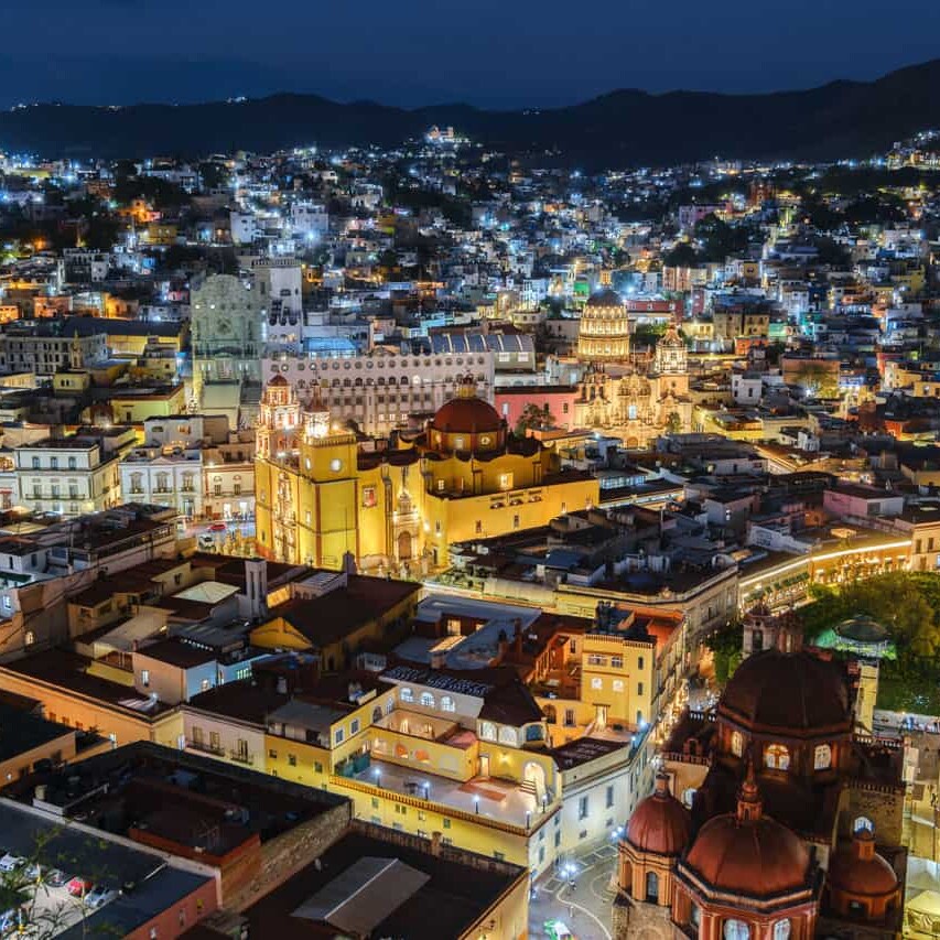 Vista nocturna de la ciudad de Guanajuato con la Bas&iacute;lica de Nuestra Se&ntilde;ora de Guanajuato iluminada.