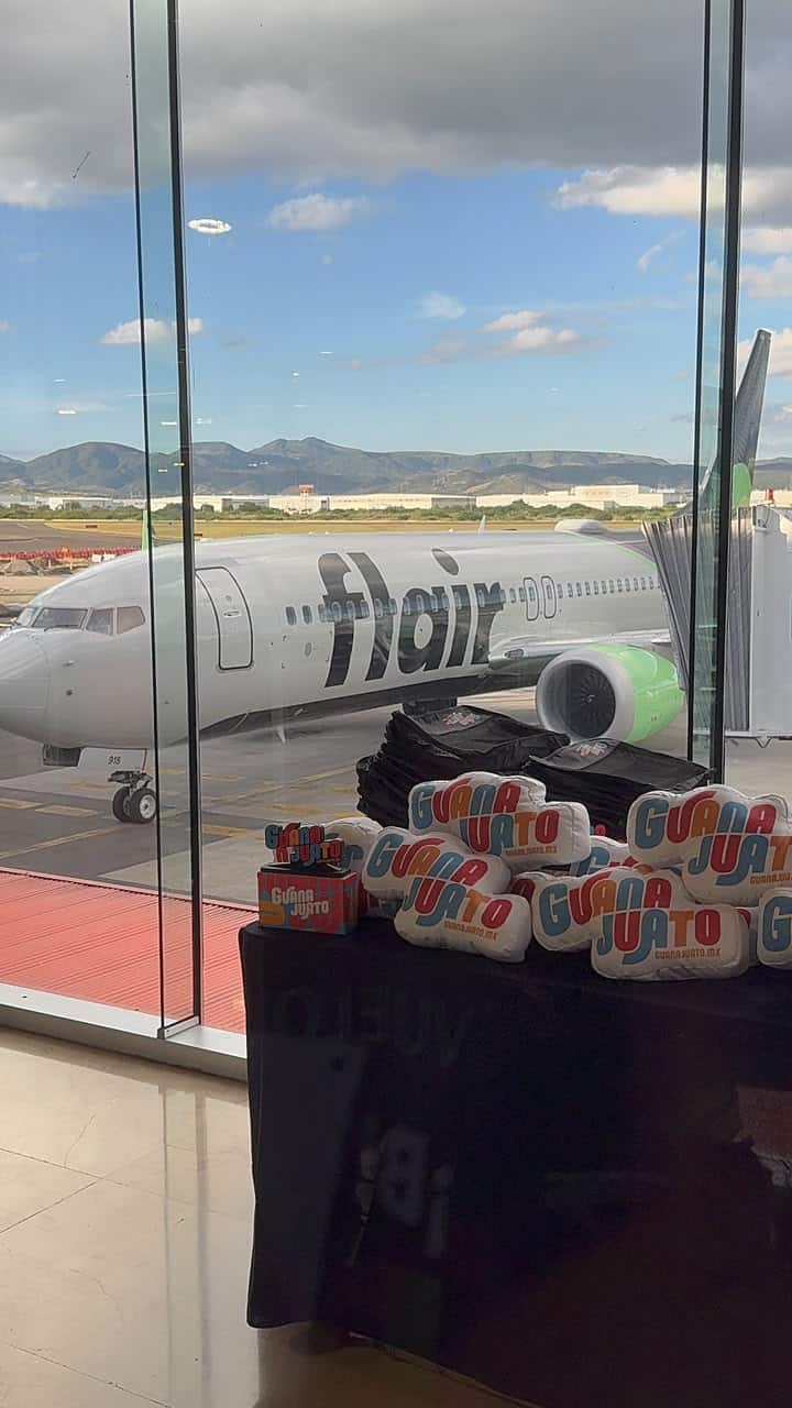Avión de Air en aeropuerto de Guanajuato con vista a la pista y montañas.