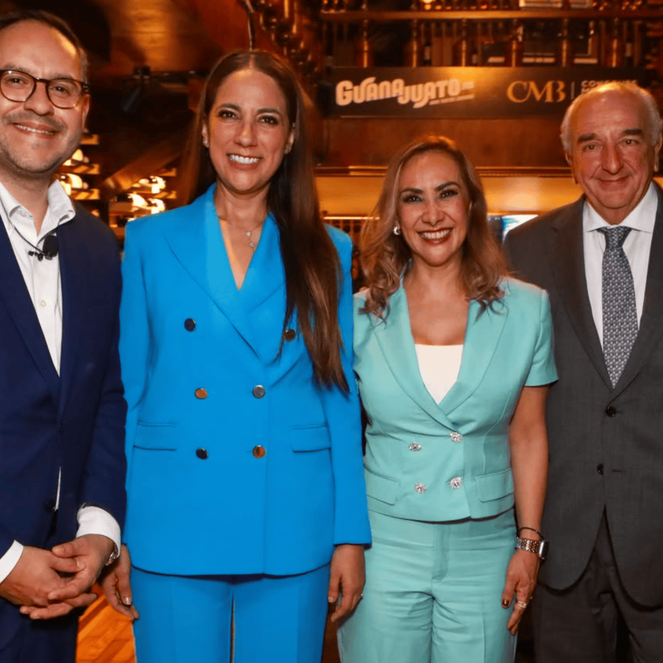 Personas en evento de turismo en Guanajuato con ambiente elegante.