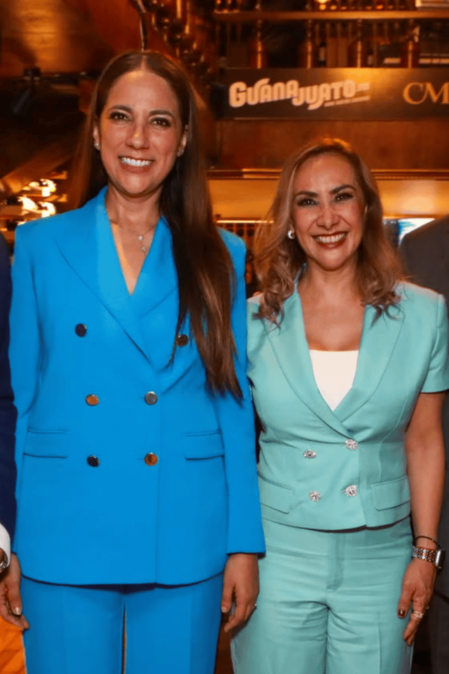 Personas en evento de turismo en Guanajuato con ambiente elegante.
