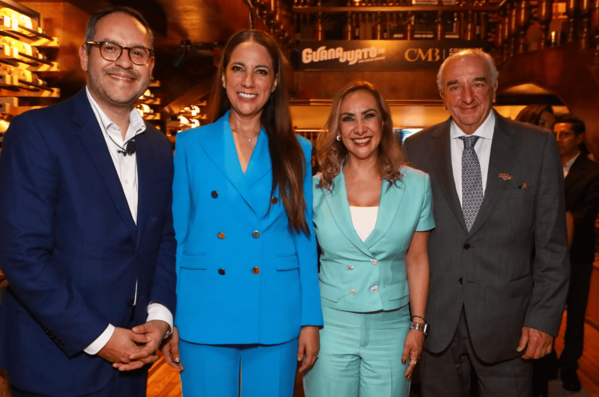 Personas en evento de turismo en Guanajuato con ambiente elegante.