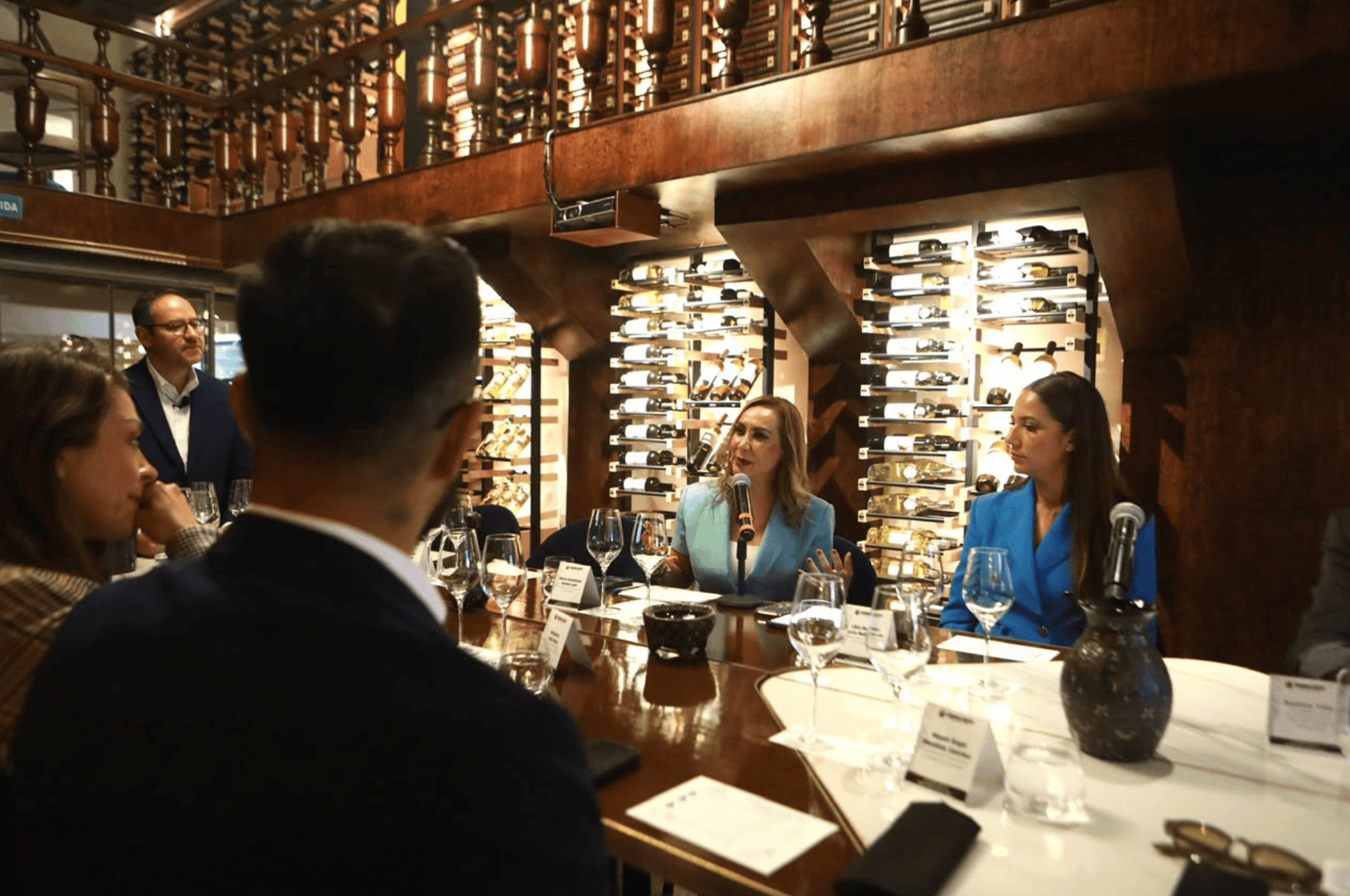 Reunión de negocios en un restaurante con vino y comida elegante en Guanajuato.