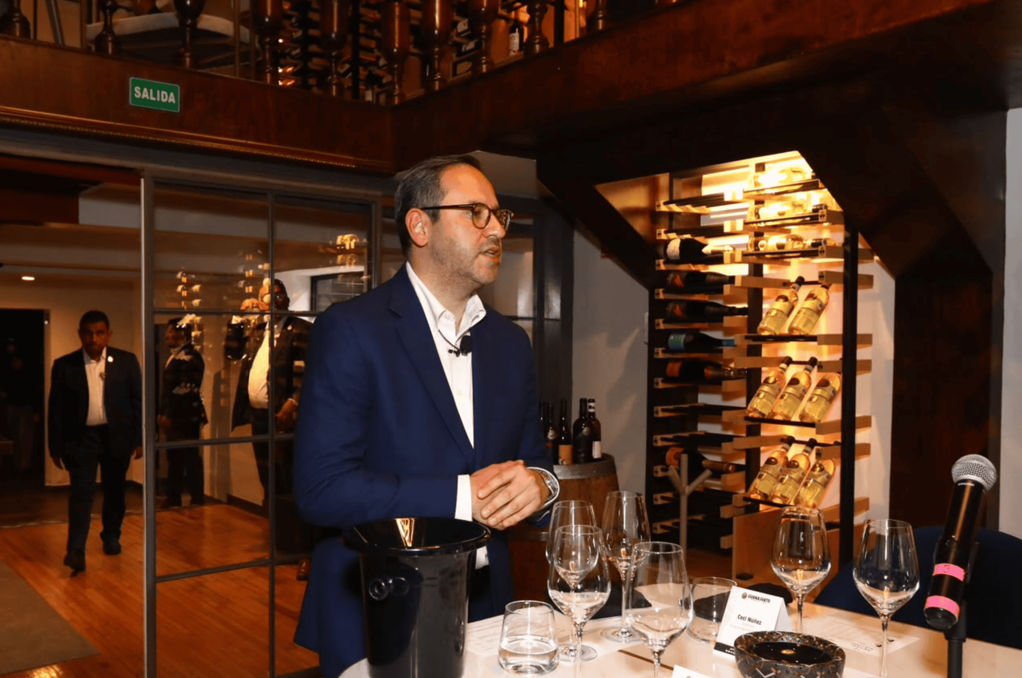 Hombre en evento de vino en Guanajuato, México, durante la CMB Gala Internacional.