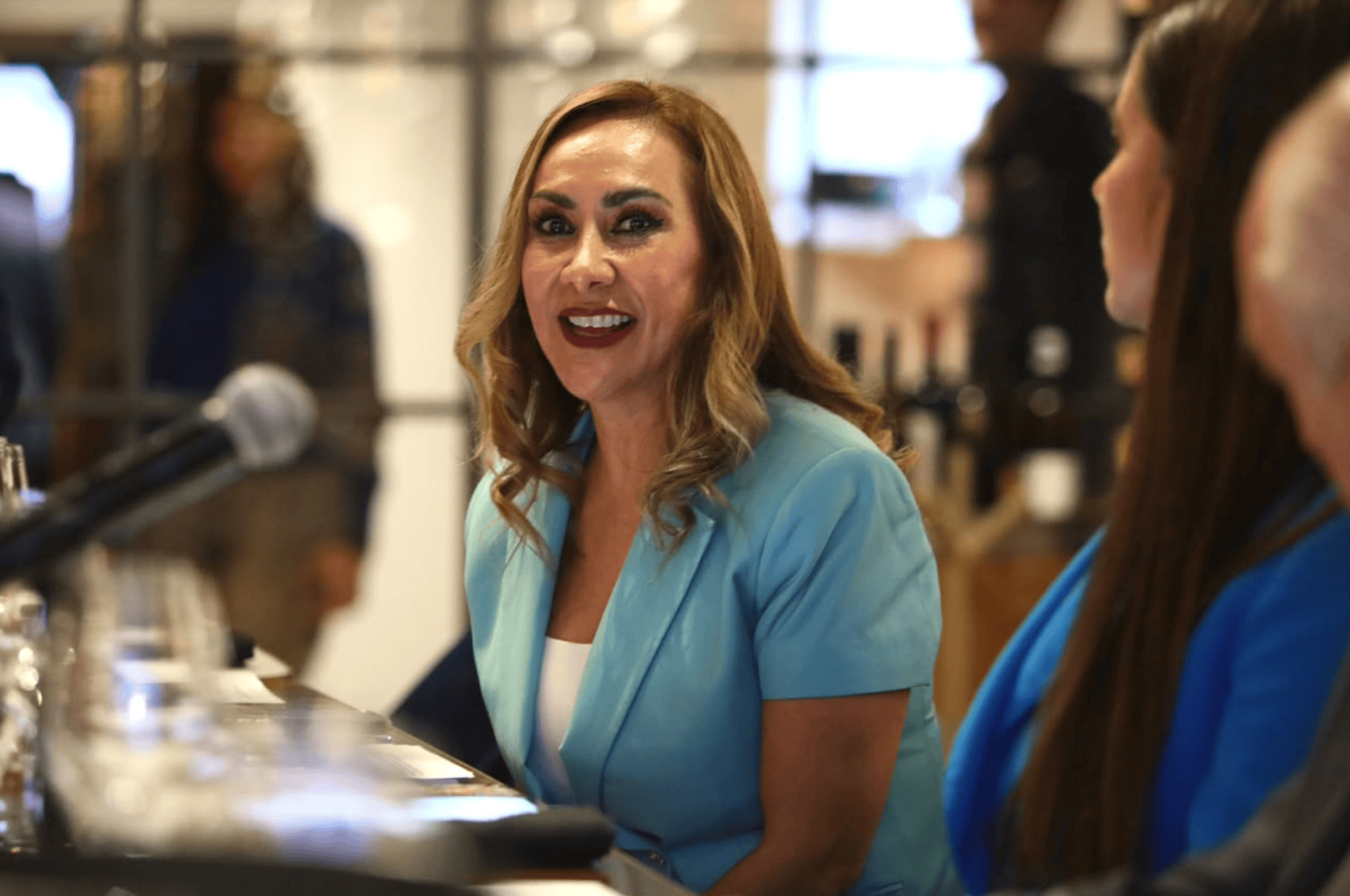 Mujer en evento de turismo en Guanajuato con sonrisa y conversación.