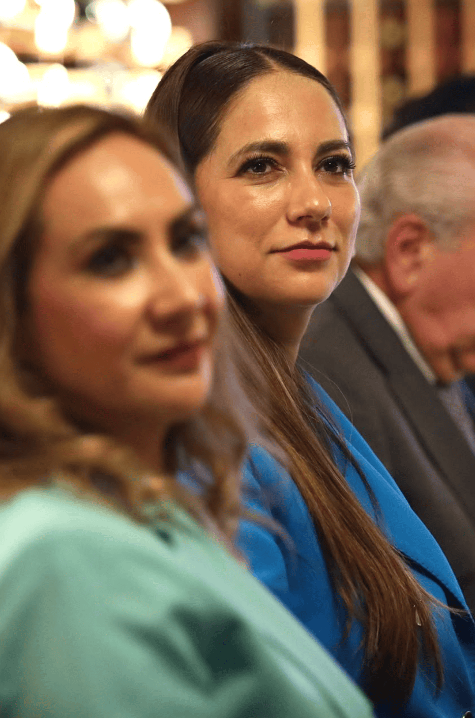 Mujer en evento de turismo en Guanajuato, México, en una gala internacional.