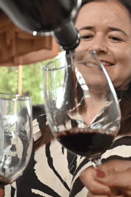 Mujer sirviendo vino en una bodega de Guanajuato durante las Vendimias 2026.