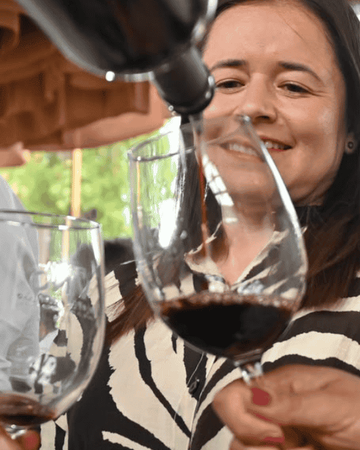 Mujer sirviendo vino en una bodega de Guanajuato durante las Vendimias 2026.