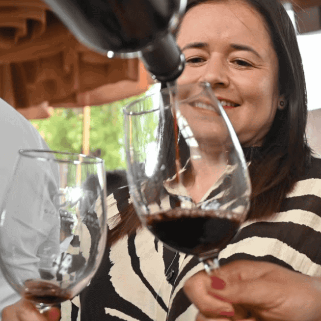 Mujer sirviendo vino en una bodega de Guanajuato durante las Vendimias 2026.