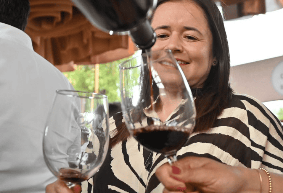 Mujer sirviendo vino en una bodega de Guanajuato durante las Vendimias 2026.