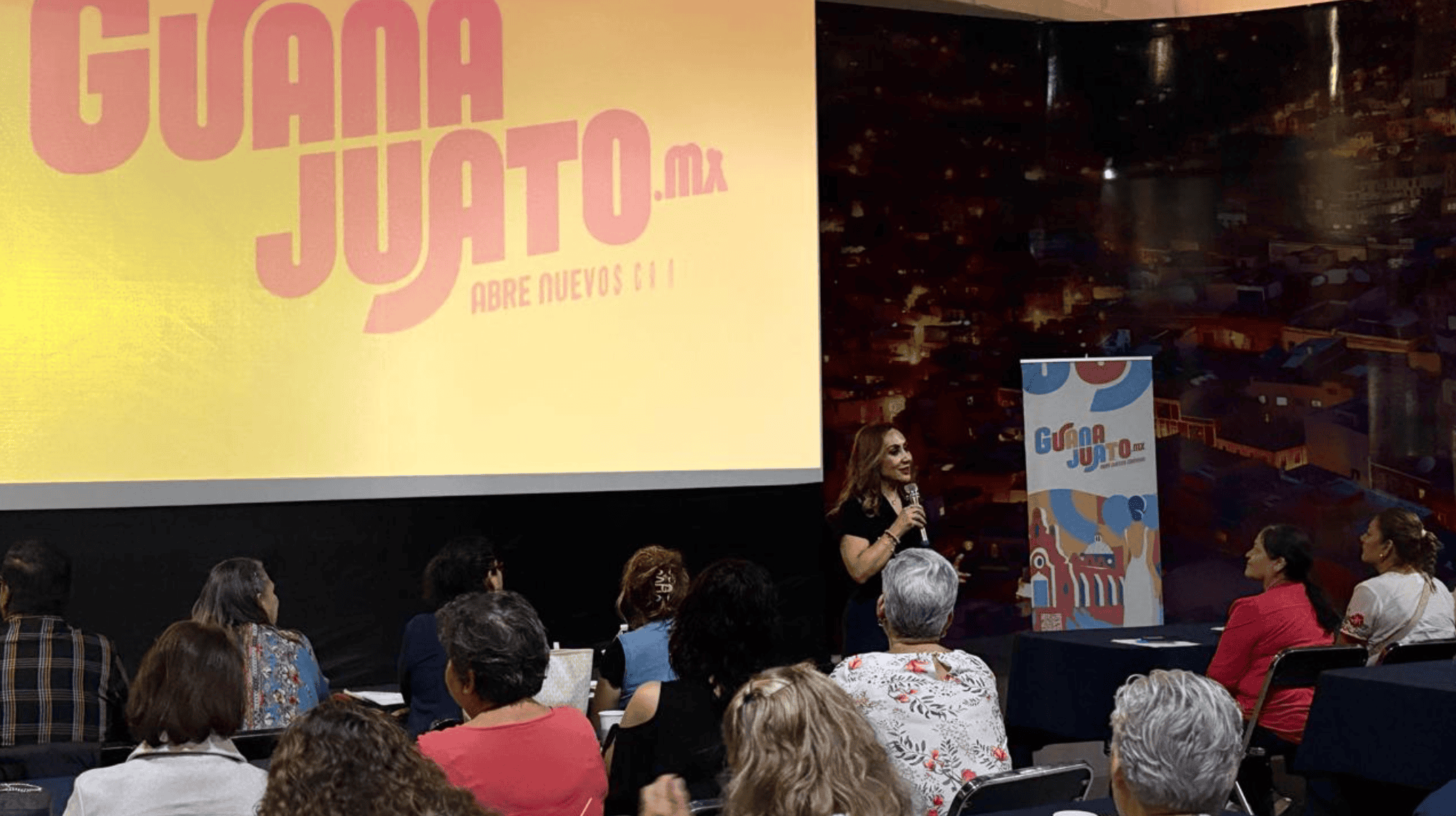 Conferencia sobre gastronomía tradicional en Guanajuato con audiencia atenta.