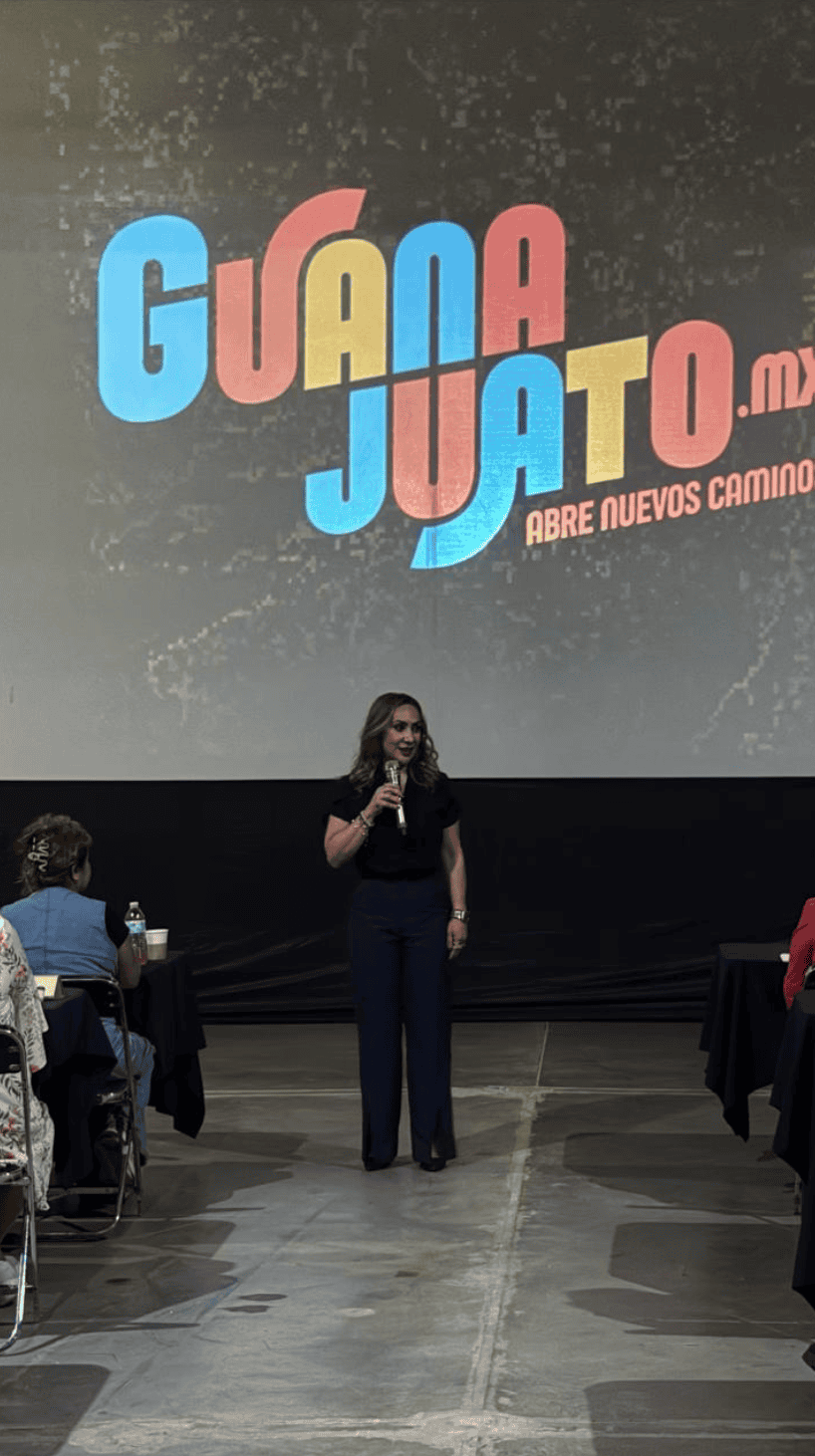 Mujer hablando en evento de gastronomía en Guanajuato, México.