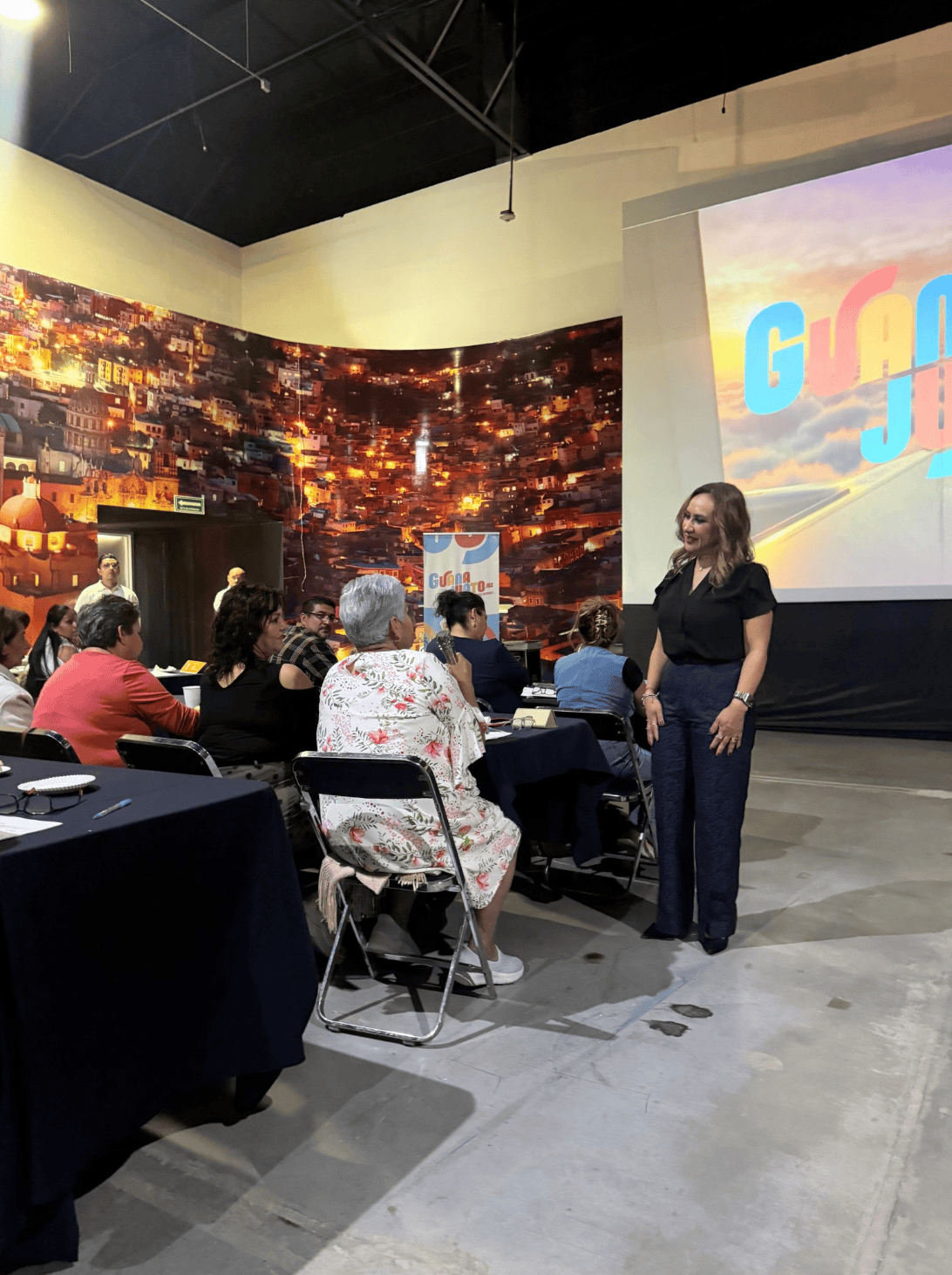 Conferencia sobre gastronomía tradicional en Guanajuato con cocineras y cocineros.
