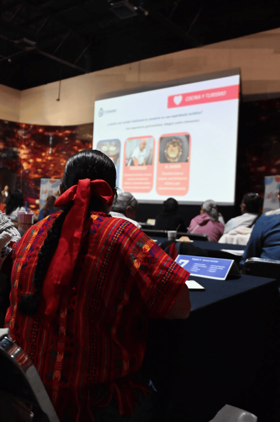 Participantes en conferencia sobre gastronomía tradicional en Guanajuato.