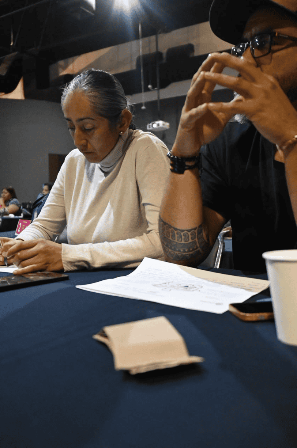 Cocinera y cocinero en reunión para asociación en Guanajuato.