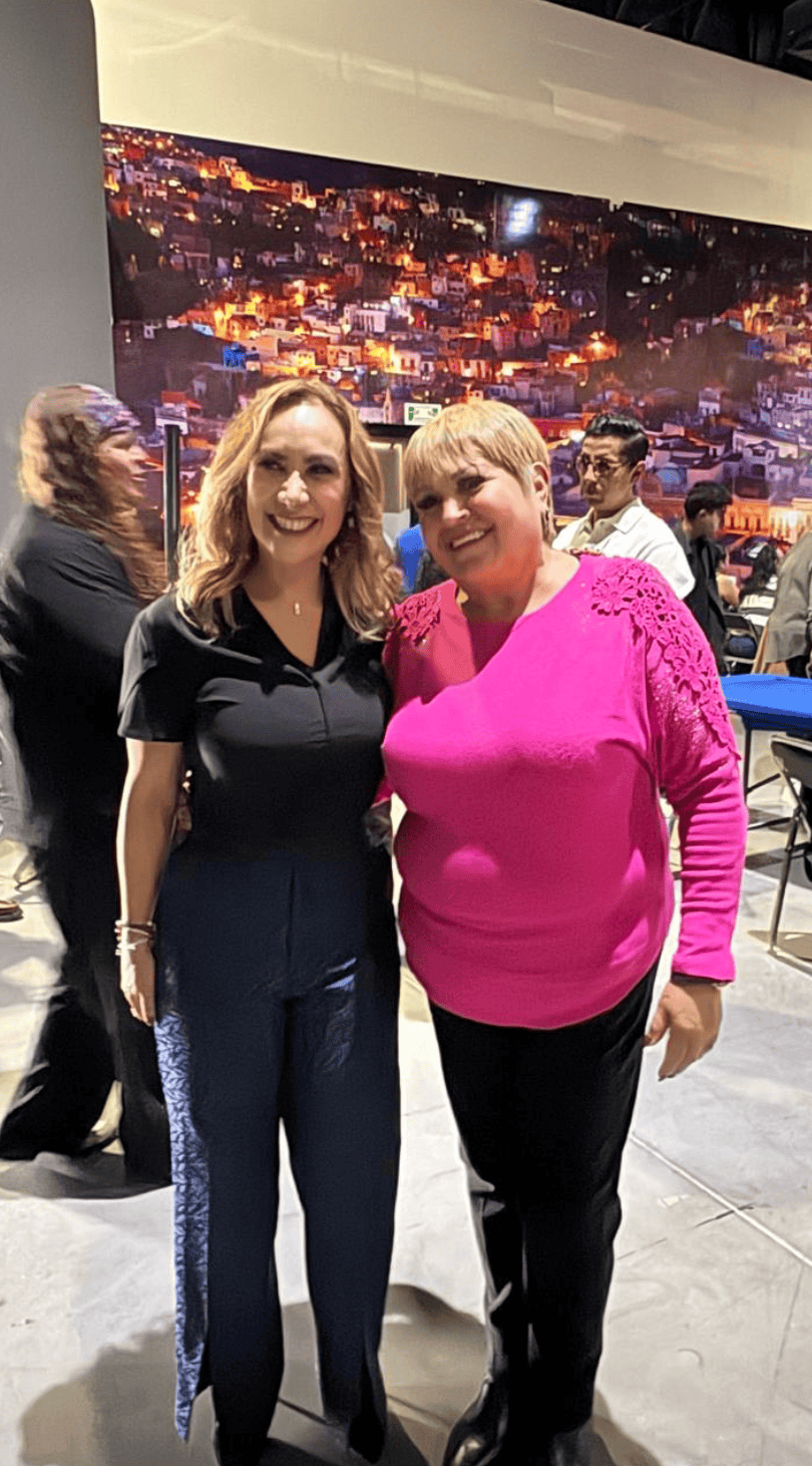 Dos mujeres en evento de gastronomía en Guanajuato, México.