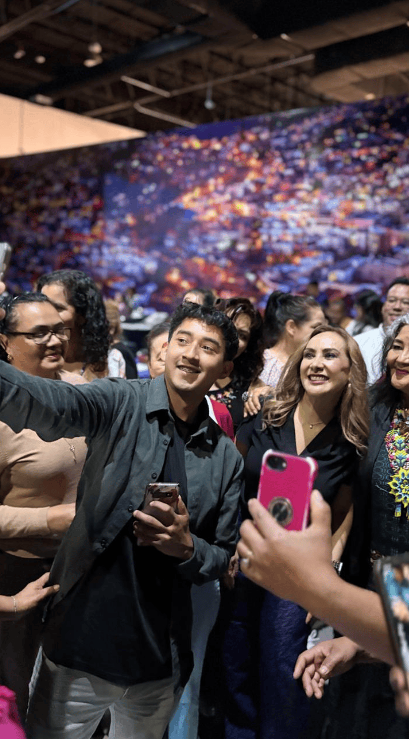 Jóvenes en evento cultural en Guanajuato, México.