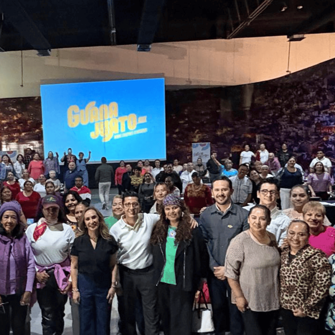 Grupo de cocineras y cocineros en evento en Guanajuato, promoviendo la gastronomía local.