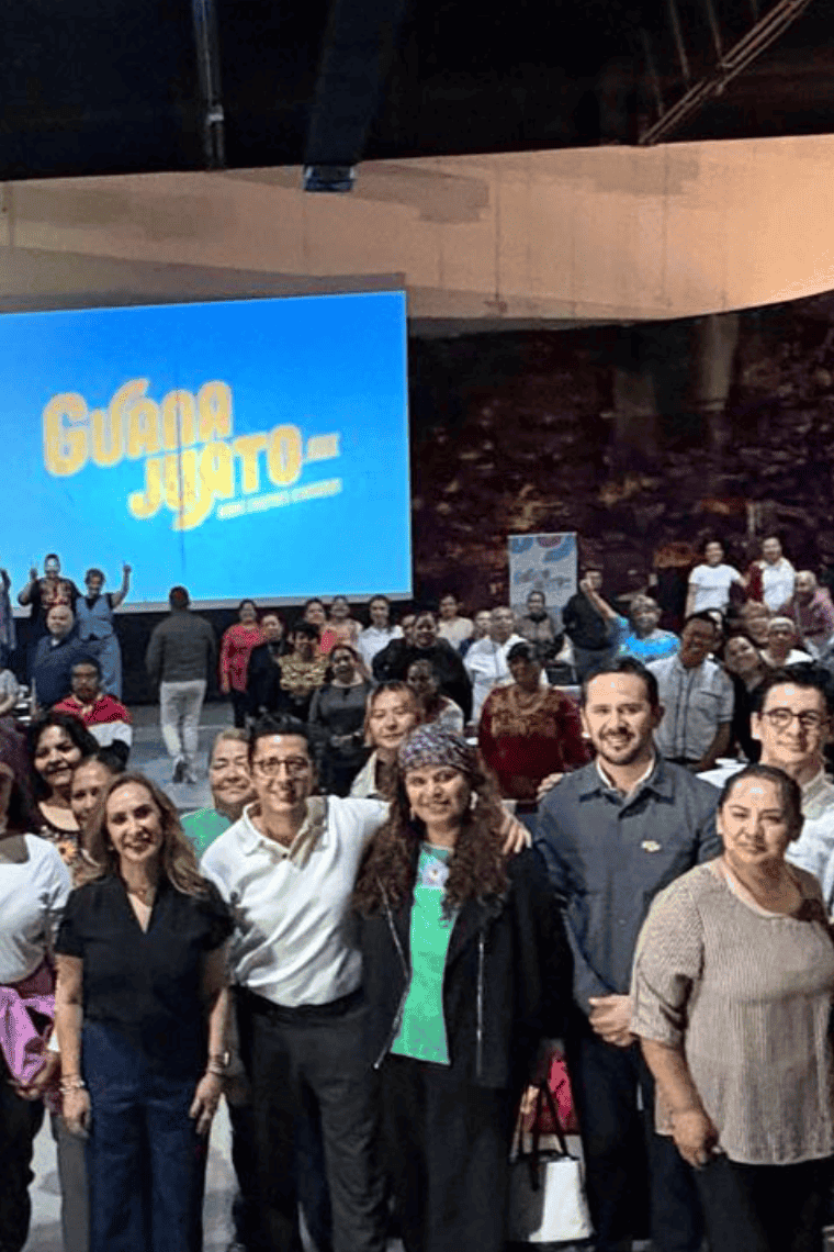 Grupo de cocineras y cocineros en evento en Guanajuato, promoviendo la gastronomía local.