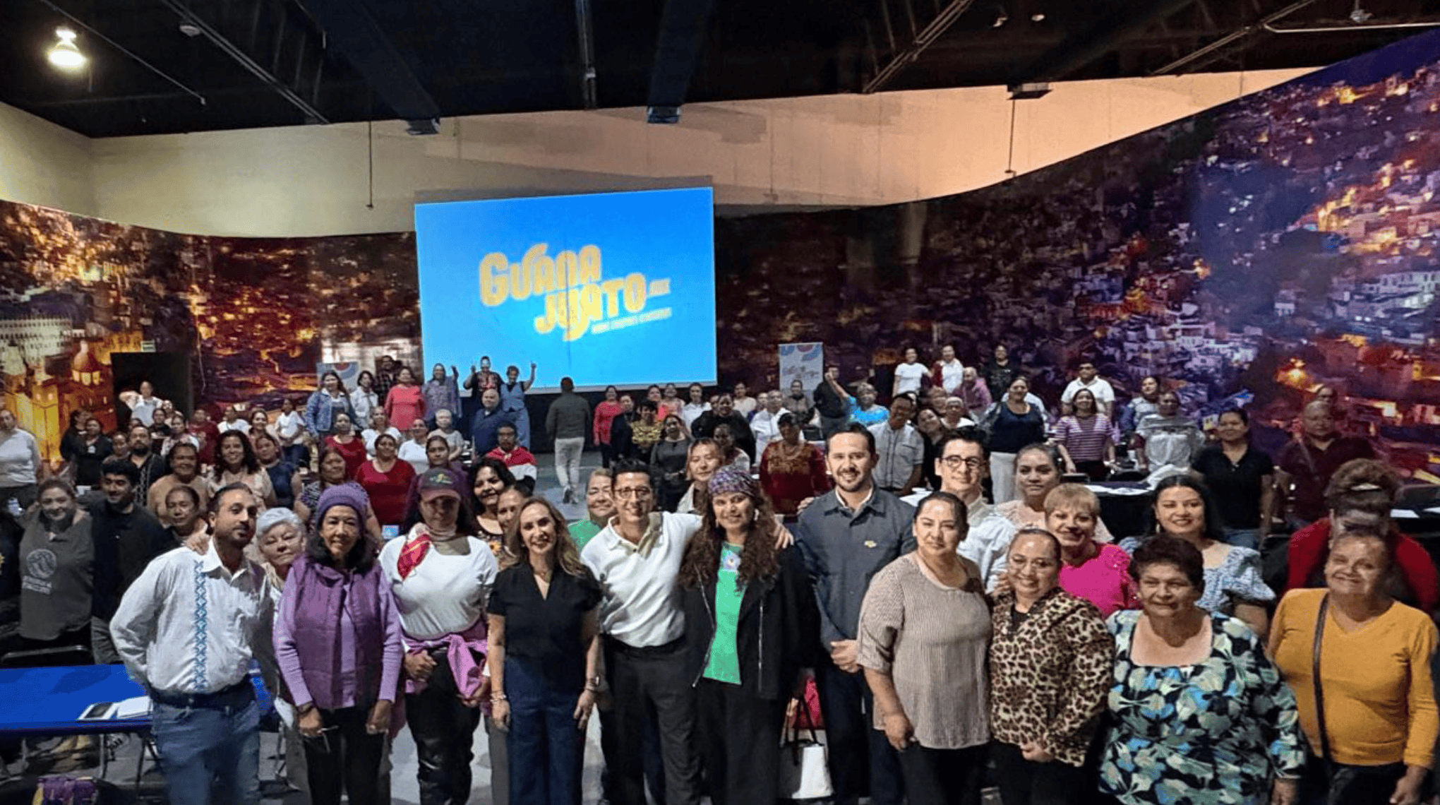 Grupo de cocineras y cocineros en evento en Guanajuato, promoviendo la gastronomía local.