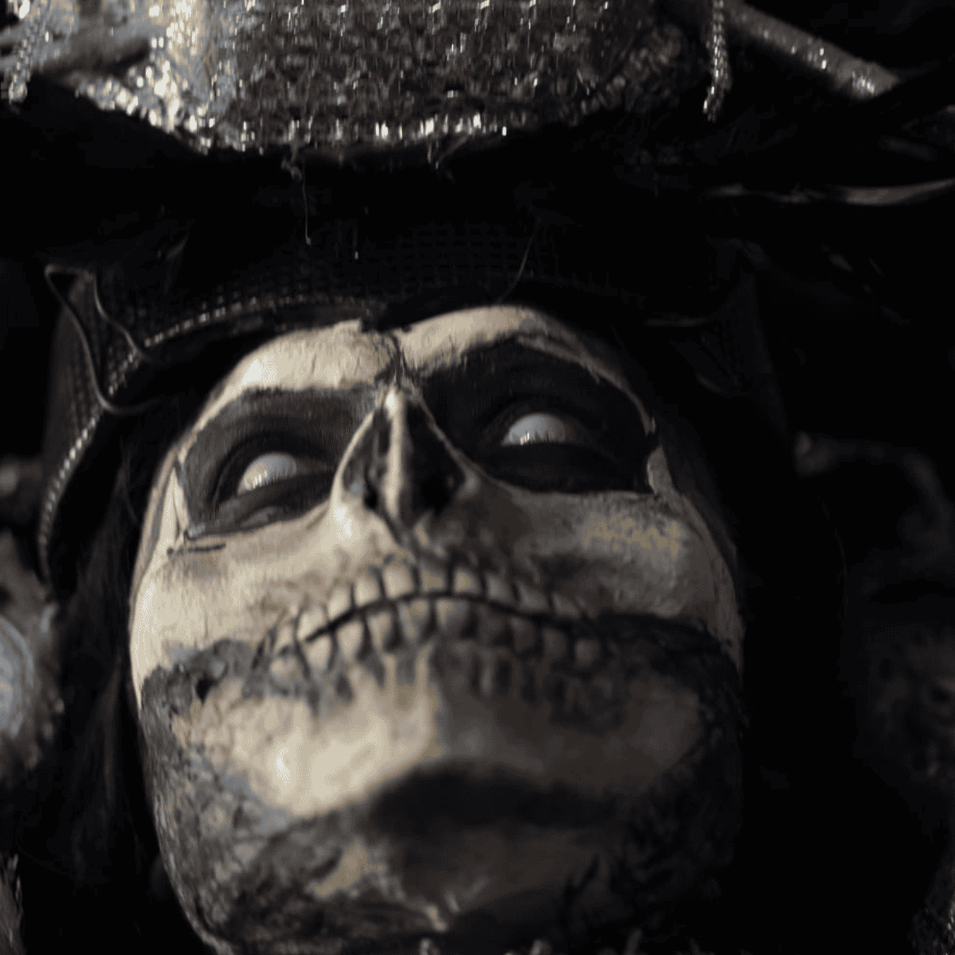 Calavera decorativa de Día de Muertos en Guanajuato con detalles coloridos y tradicionales.