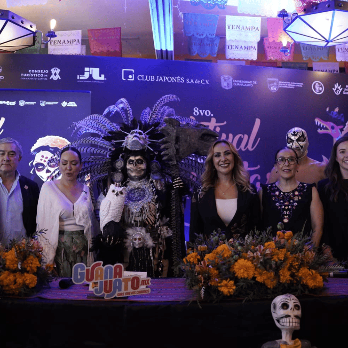 Celebración del Día de Muertos en Guanajuato con disfraces tradicionales y decoraciones coloridas.